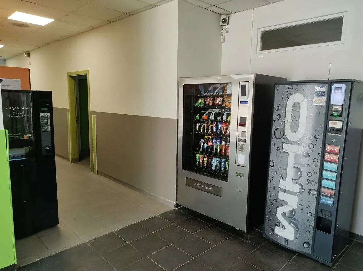 Máquinas vending de café, snacks y bebidas en el pasillo de un polideportivo de Alcalá de Henares